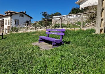 Siete bancos se tiñen de morado en la lucha contra la violencia de género