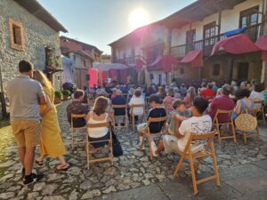 La calle Mayor se engalana para celebrar el Carmen con un concierto