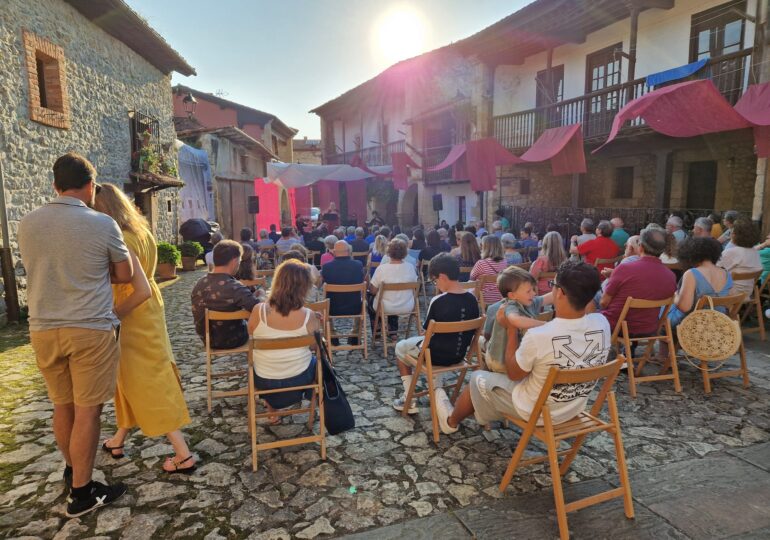 La calle Mayor se engalana para celebrar el Carmen con un concierto