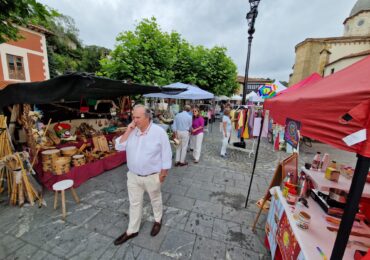 La plaza La Cigoña se llena de color con el  mercado