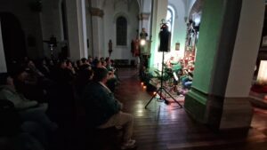 Lleno en la Iglesia de Ruiloba para escuchar a Yende