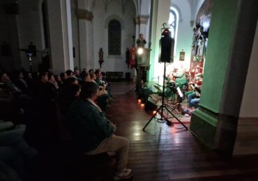 Lleno en la Iglesia de Ruiloba para escuchar a Yende