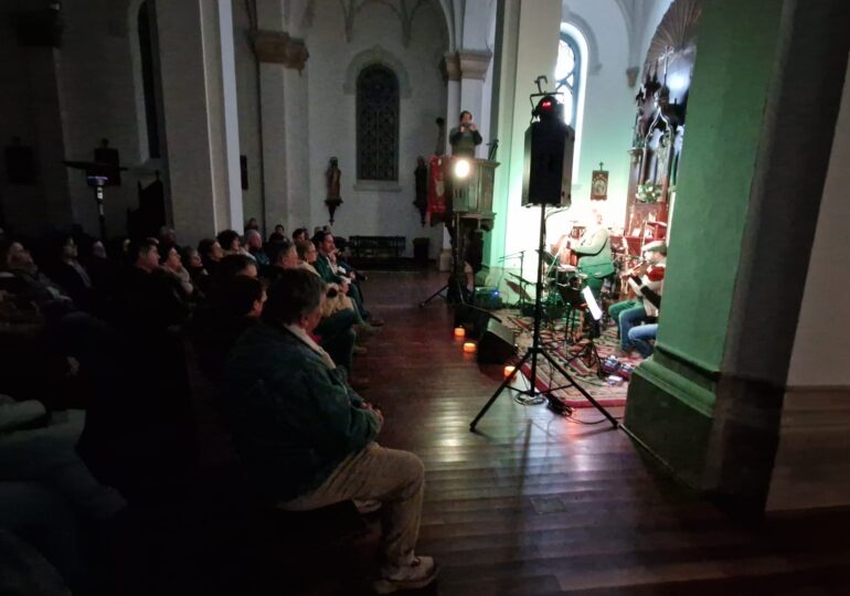 Lleno en la Iglesia de Ruiloba para escuchar a Yende