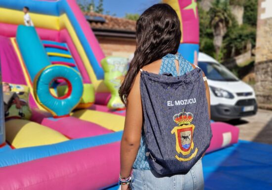Una docena de originales carrozas partirán mañana de Ruiloba para celebrar El Mozucu